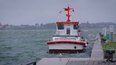 Un-Barco-De-Rescate-Marítimo-Alemán-Se-Balancea-Con-Fuertes-Vientos-En-El-Puerto-De-Stralsund.