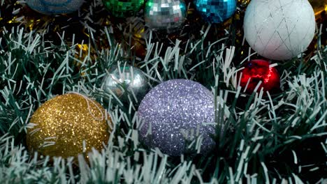 Weihnachtsdekoration,-Bunte-Hängende-Ornamente,-Blau-grün-weißgoldene-Farben,-Neujahrsdekoration,-Glänzende-Lichter,-Filmische-Nahaufnahme,-4K-Video-Nach-Unten-Geneigt