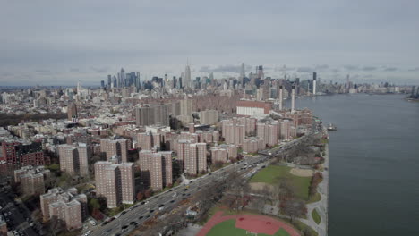 Luftaufnahme-Von-Wohnblöcken-In-Brooklyn-Neben-Dem-FDR-Drive-Und-Dem-East-River-Mit-Midtown-Im-Hintergrund