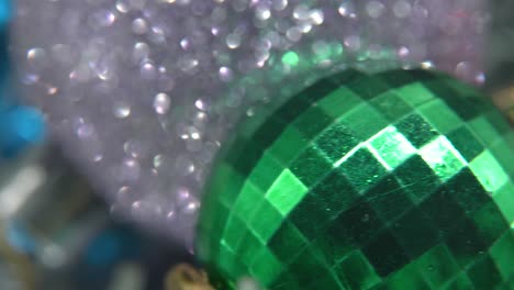 Weihnachtsdekoration,-Bunte-Kristallornamente,-Grüne-Und-Rote-Kugeln-Auf-Einem-Um-360-Grad-Drehbaren-Ständer,-Neujahr-Dekoriert,-Glänzende-Lichter,-Filmische-Nahaufnahme,-Makro,-Stabiles-4K-Video,-Schöne-Tiefenschärfe