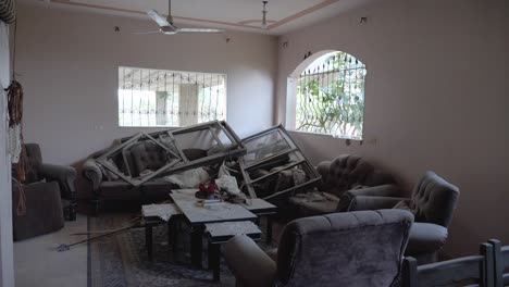 Im-Zerstörten-Und-Verlassenen-Wohnzimmer-Einer-Palästinensischen-Familie-Während-Des-Israel-Hamas-Kriegskonflikts,-Gaza,-2023