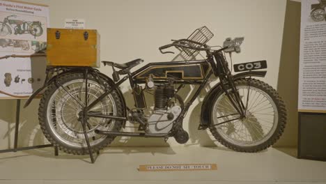 Una-Motocicleta-Antigua-Expuesta-En-El-Museo,-La-Motocicleta-Rudge-Multi-1912-Fabricada-En-Inglaterra.