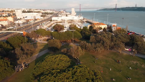 Vista-De-La-Ciudad-Alrededor-De-La-Torre-De-Belem-En-Lisboa,-Portugal.