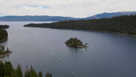 A-4K-drone-shot-of-Fannette-Island,-lying-in-the-middle-of-Emerald-Bay,-a-National-Natural-Landmark-located-along-the-California-side-of-Lake-Tahoe