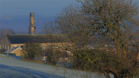 Aufsteigende-Luftdrohnenaufnahme-über-Dem-Dorf-Calverley-Mit-Mühle-An-Einem-Frostigen-Wintermorgen-In-West-Yorkshire,-Großbritannien