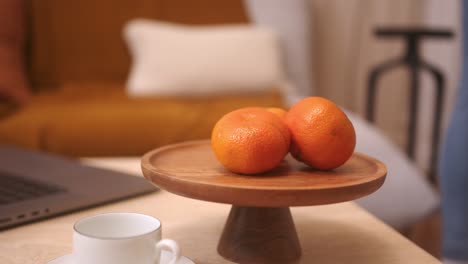 Close-up-shot-of-a-table-centerpiece-with-some-mandarins-on