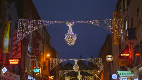 Toma-De-ángulo-Bajo-De-Luces-Decorativas-Navideñas-Festivas-En-El-Corazón-De-Dublín,-Irlanda,-Por-La-Noche