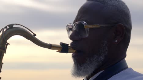 Zeitlupen-Nahaufnahme-Eines-Afroamerikanischen-Mannes,-Der-Saxophon-Spielt