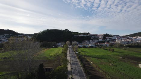 Aljezur,-Portugal-Carretera-Que-Conduce-Al-Pueblo.-Sobrevuelo-Aéreo