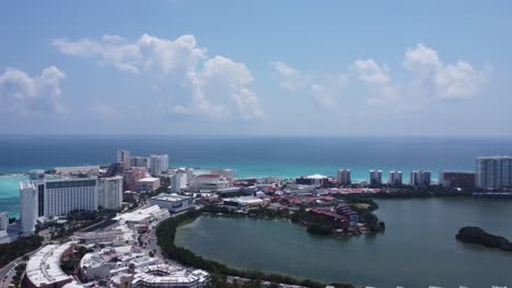 Lufttour-Durch-Die-Hotelzone-Von-Cancun-Zwischen-Dem-Blauen-Karibischen-Meer-Und-Der-Lagune-Von-Nichupte,-Mexiko