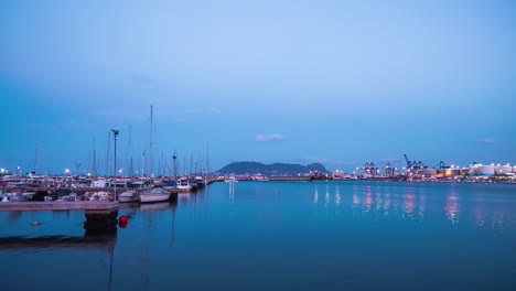 Luxusyachten-Und--boote-Liegen-Im-Yachthafen-Von-Gibraltars-Ocean-Village