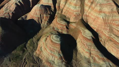 Luftaufnahme-Petra,-Jordanien,-Naher-Osten-Drohnenkamera-Bewegt-Sich-Vorwärts-Und-Zeigt-Kleine-Berge