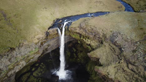 Dramatische-Isländische-Vulkanlandschaft-Mit-Wasserfall-Im-Herbst,-Luftaufstieg