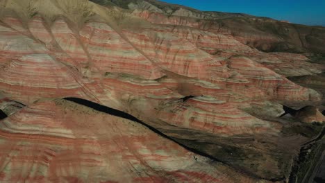 Luftaufnahme-Petra,-Jordanien,-Naher-Osten-Drohnenkamera-Bewegt-Sich-Vorwärts,-Wo-Viele-Touristen-Fotografieren