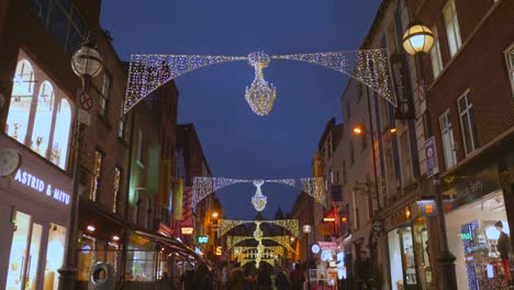 Busy-Christmas-Holiday-Scene-At-The-Main-Shopping-Street-With-Glowing-Lights-In-Dublin,-Ireland