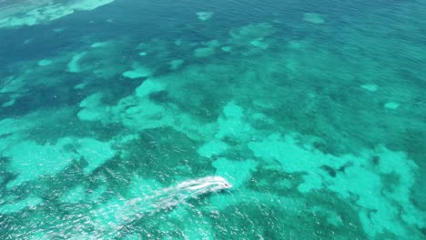 Luftaufnahme-Einer-Jet-Ski-Fahrt-über-Dem-Blauen-Wasser-Des-Karibischen-Meeres-In-Der-Hotelzone-Von-Cancun,-Mexiko