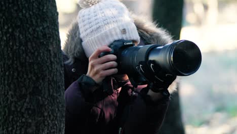 Nahaufnahme-Eines-Naturfotografen-Mit-Einer-Canon-Kamera