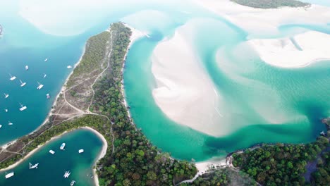 Noosa-Heads-River,-Blaues-Meer,-Naturschutzgebiet-Und-Entspannter-Strand-In-Queensland,-Australien