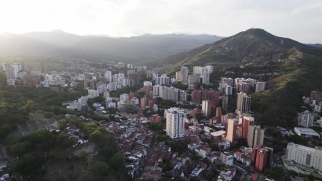 Toma-Cinematográfica-Del-Paisaje-Urbano-De-Cali,-Colombia,-Sudamérica