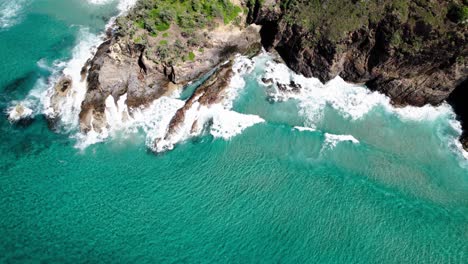 Crashing-Waves-Over-Paradise-Caves-Scenic-Spot-In-Noosa-Heads,-QLD-Australia
