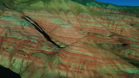 Luftaufnahme-Petra,-Jordanien,-Naher-Osten-Drohnenkamera-Bewegt-Sich-Rückwärts,-Wo-Absätze-Und-Berge-In-Rosa-Farbe-Sichtbar-Sind