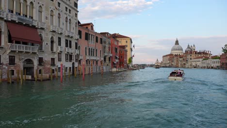 Folgeaufnahme-Eines-Vaporetto-Taxis,-Das-Durch-Den-Canal-Grande-In-Venedig-Fährt