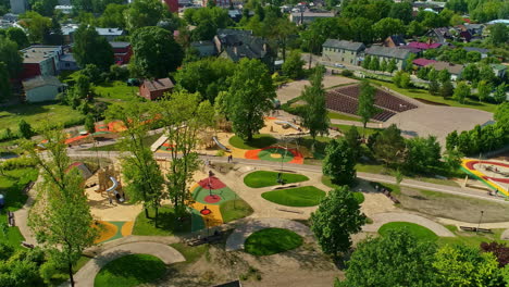 Luftaufnahme-Einer-High-End-Wohnsiedlung-Und-Eines-Kinderspielplatzes-Von-Oben