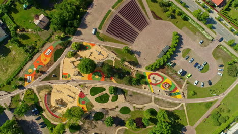 Absteigende-Luftaufnahmen-über-Den-Spielplatz-Und-Die-Tribünen-Eines-Parks