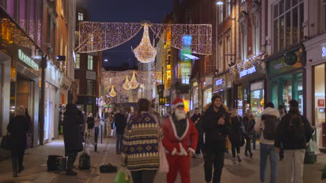 Szene-Mit-Menschen-Auf-Den-Haupteinkaufsstraßen-Voller-Weihnachtsbeleuchtung-In-Dublin,-Irland
