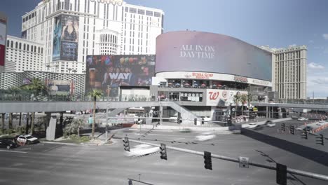 Bewegungsraffer-Großer-LED-Werbetafeln-Im-Zentrum-Von-Las-Vegas,-Nevada,-Mit-Marketinganzeigen-Entlang-Von-Autoverkehr-Und-Ampeln