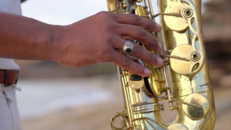 Nahaufnahme-Eines-Saxophonisten,-Der-Während-Eines-Auftritts-Am-Strand-Noten-Fingert