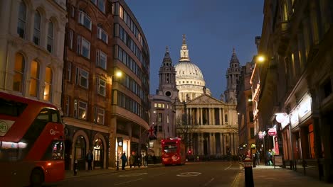 Red-Buses-driving-towards-St-Paul's-Cathedral-in-the-evening,-London,-United-Kingdom