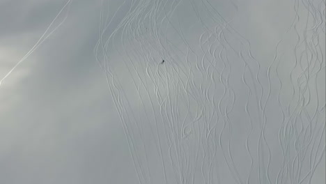 Persona-Esquiando-Por-Una-Pendiente-Enorme,-Vista-Aérea-De-Drones
