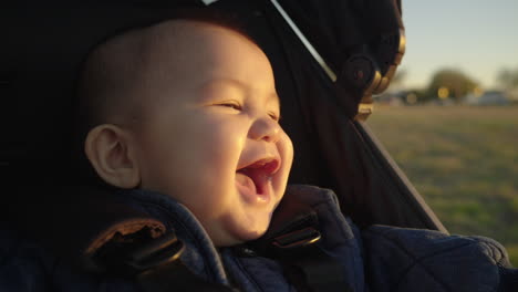 Asiatisches-Baby-Lacht-Im-Kinderwagen.-Zeitlupe