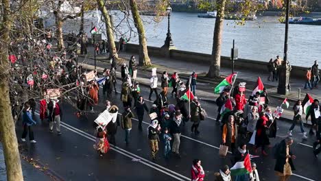 People-campaigning-for-Palestine-on-the-Victoria-Embankment,-London,-United-Kingdom