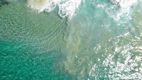 Overhead-View-Of-The-Turquoise-Sea-Of-Noosa-Heads-In-Queensland,-Australia