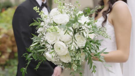 Braut-Hält-Einen-Wunderschönen-Weißen-Blumenstrauß,-Während-Sie-Mit-Dem-Bräutigam-Steht