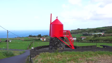 Molino-De-Viento-Rojo-En-Campos-Verdes-De-Las-Azores-Junto-Al-Océano.