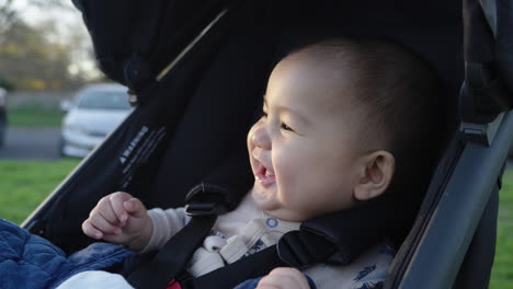 Baby-Im-Kinderwagen-Lacht-Und-Lächelt