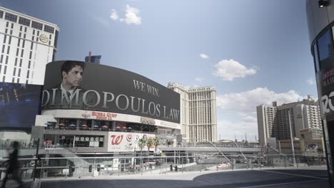 Bewegungsraffer-Großer,-Großer-LED-Werbetafeln-Im-Zentrum-Von-Las-Vegas,-Nevada,-Marketing-Anzeigen,-Während-Menschen-Tagsüber-Vorbeigehen