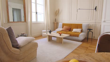 Weitwinkelaufnahme-Eines-Wohnzimmers-Im-Französischen-Stil