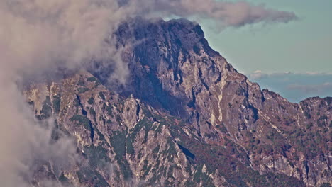 Enorme-Montaña-Rocosa-Y-Nubes,-Vista-Aérea-De-Drones
