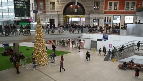 Christmas-Tree-within-Waterloo-Station,-London,-United-Kingdom