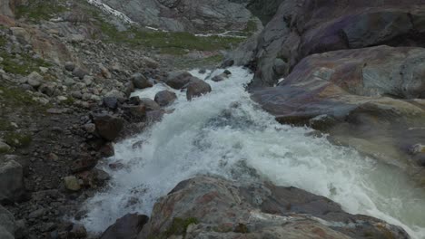 Hochwinkelaufnahme-Des-Wasserfallüberhangs-In-Valmalenco,-Zeitlupe,-Tag