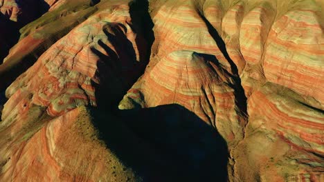 Luftaufnahme-Petra,-Jordanien,-Naher-Osten-Dhol-Kamera-Bewegt-Sich-Nach-Oben,-Wo-Die-Berge-Im-Sonnenlicht-Leuchten