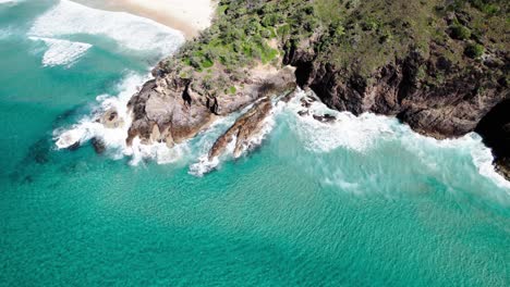 Sea-Waves-Crashing-On-The-Rugged-Coast-Of-Noosa-National-Park-In-QLD,-Australia