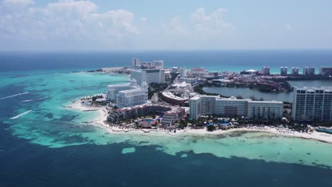 Erstaunliche-Luftaufnahme-Der-Luxushotelzone-Von-Cancun-Mit-Türkisblauem-Karibischem-Meer-Und-Weißen-Sandstränden,-Mexiko