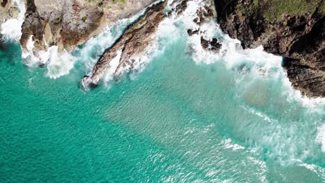 Ocean-Waves-Crashing-On-The-Rocky-Coastline-Of-Noosa-Heads,-QLD,-Australia