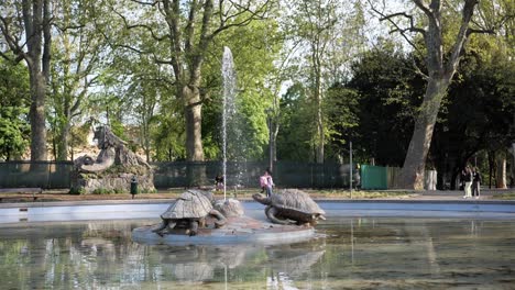Brunnen-Der-Meerjungfrauen-Im-Parco-Della-Montagnola,-Bologna-Mit-Schildkrötenskulpturen-In-Zeitlupe