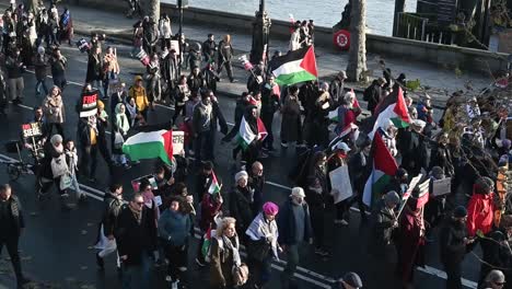 People-walking-for-Palestine-on-the-Victoria-Embankment,-London,-United-Kingdom